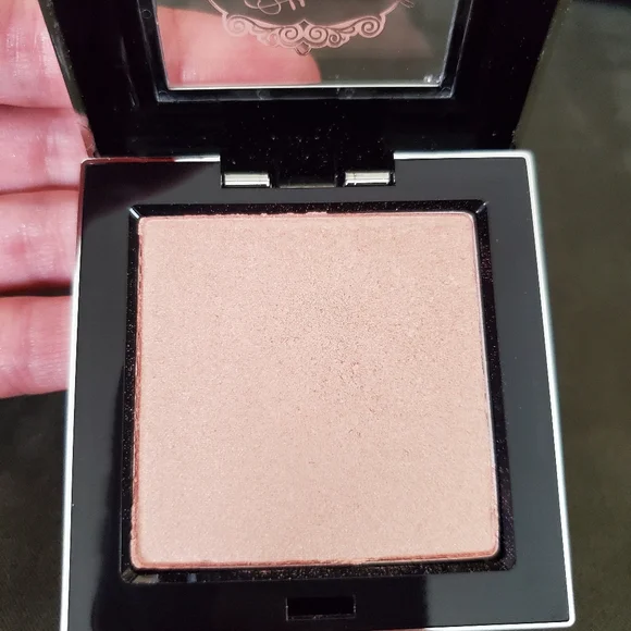 Pretty Vulgar highlighter in shimmering swan - Picture 5 of 6